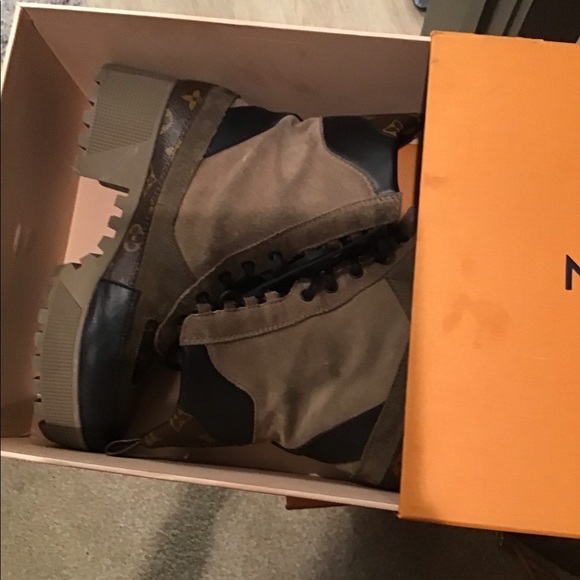 LOUIS VUITTON BOOT - Picture 2 of 2